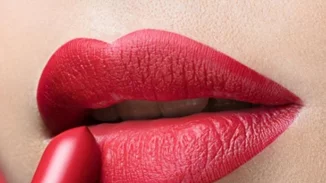 Οι αρετουσάριστες φωτογραφίες της MAC δείχνουν τις γυναίκες... με μουστάκι και διχάζουν το διαδίκτυο