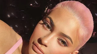Kylie Jenner | Έβαψε τα φυσικά μαλλιά της ροζ (ναι, ναι) και ορίστε πώς το έκανε