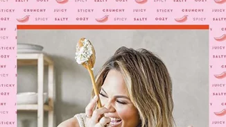 Η Chrissy Teigen προτείνει το comfort φαγητό του σαββατοκύριακου