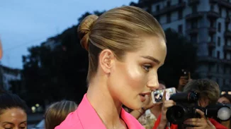 Rosie Huntington | Φοράει μία από τις πιο hot τάσεις της σεζόν