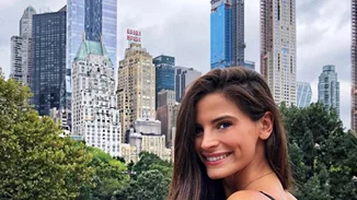 Το φούξια φόρεμα της Χριστίνας Μπόμπα μας άρεσε πολύ