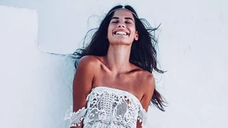 Χριστίνα Μπόμπα | Τρώει παγωτό με... πουλόβερ και μπουφάν στην Ιρλανδία