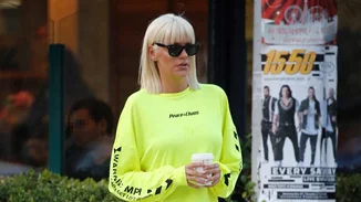 Σάσα Σταμάτη | Με casual εμφάνιση κάνει βόλτα στη Γλυφάδα