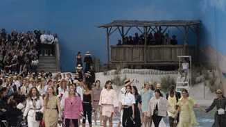 Μόνο ο Karl Lagerfeld θα μπορούσε να φτιάξει μια ολόκληρη παραλία για τη νέα συλλογή του οίκου Chanel