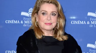 Η Catherine Deneuve εγκαινίασε την εορταστική περίοδο στο Παρίσι