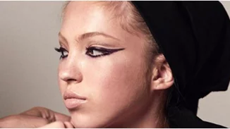 Lila Moss | Πρωταγωνιστεί στην πρώτη της beauty καμπάνια για τον Marc Jacobs και είναι ίδια η μαμά της