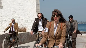 Η ρετρό αισθητική του Tweed Run επέστρεψε στις Σπέτσες για 5η χρονιά