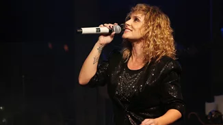 Ελεωνόρα Ζουγανέλη | Πολύχρωμα έπιπλα και μίνιμαλ κουζίνα. Ένα σπίτι γεμάτο αντιθέσεις