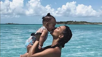 Η Kim Kardashian ποζάρει με την μικρή της κόρη στην νέα καμπάνια καλλυντικών της