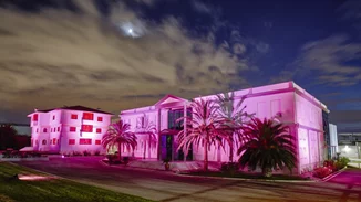 Στηρίζουμε την πρωτοβουλία της UNI-PHARMA & INTERMED που φώτισαν ροζ τα κτίριά τους