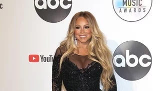 Η Mariah Carey τραγουδά σε βίντεο το «Auld Lang Syne», αλλά ξεχνά τους στίχους