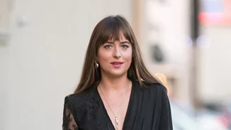 Η Dakota Johnson επιβεβαιώνει πως το total black δεν είναι ποτέ βαρετό