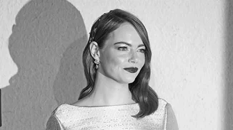 Καμία δε φοράει το ασημί καλύτερα από την Emma Stone