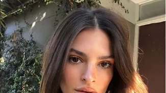 H Emily Ratajkowski έκανε ροζ τα μαλλιά της και μάλιστα από Έλληνα κομμωτή