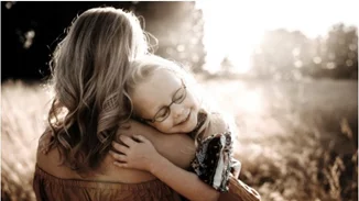 Αγαπημένη μου κόρη δεν μπορώ να είμαι φίλη σου όταν πρέπει να σου βάζω όρια