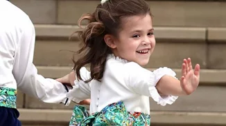 Η κόρη του Robbie Williams έκανε την πρώτη της δημόσια εμφάνιση στον γάμο της πριγκίπισσας Ευγενίας