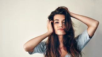 Το πιο κακό DIY που έχουμε δει εδώ και καιρό: Δες πώς φτιάχνει μία κοπέλα πινέλο για μακιγιάζ