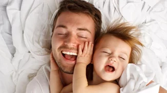 Οι μπαμπάδες ασχολούνται με τα παιδιά 3 φορές περισσότερο από τους δικούς τους μπαμπάδες