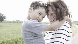 Τα 4 στοιχεία που είναι σημαντικό να εμπεριέχει η αγάπη μας για τα παιδιά μας