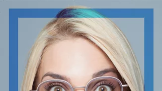 Μαντώ Γαστεράτου | Φωτογραφίζεται με τα γυαλιά οράσεως που λατρέψαμε