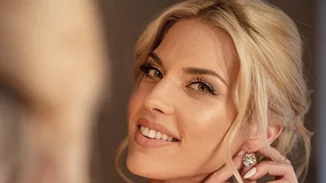 Μαντώ Γαστεράτου | Δες τη να ποζάρει φορώντας μόνο το μπουρνούζι της