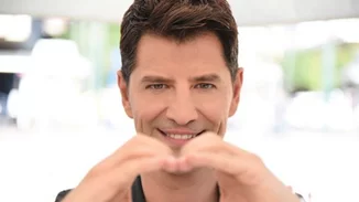 Ο Σάκης Ρουβάς έχει γενέθλια κι εμείς συγκεντρώσαμε 5 λόγους που μας καθιστούν αώνιες ρουβίτσες