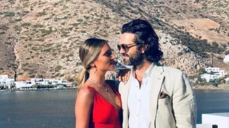 Η κουμπάρα της Αθηνάς Οικονομάκου έπρεπε να είχε φορέσει κάτι τελείως διαφορετικό