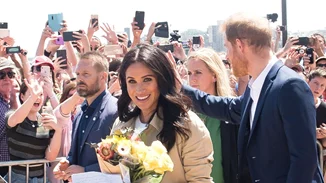 Πρίγκιπας Harry | H αστεία αντίδρασή του όταν κάποιος πρόσφερε λουλούδια στην Meghan