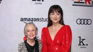 Dakota Johnson | Περπάτησε στο κόκκινο χαλί μαζί με την γιαγιά της