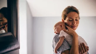 10 βασικά πράγματα που πρέπει να ξέρεις όταν επισκέπτεσαι ένα νεογέννητο