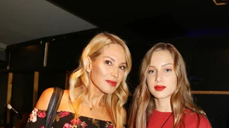 Αννίτα Ναθαναήλ | Περπάτησε με την κόρη της στην πασαρέλα στην ελληνική εβδομάδα μόδας