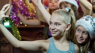 5 πράγματα που πρέπει να σκεφτείς πριν πάρεις δώρο κινητό στο παιδί σου