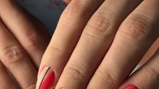 Οι πιο cool και updated ιδέες για να φορέσεις το κόκκινο χρώμα στα νύχια σου