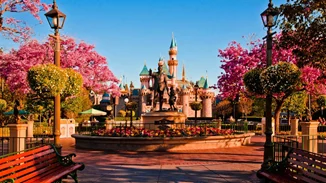 Η Disneyland «φόρεσε» τα γιορτινά της για τα Χριστούγεννα