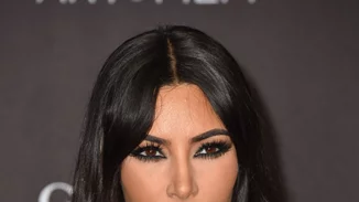 Η Kim Kardashian βάφεται live και αποκαλύπτει το μακιγιάζ της στο ρεβεγιόν