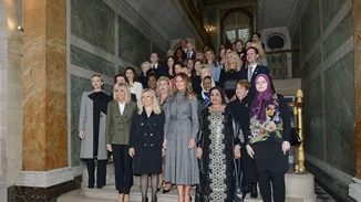 Brigitte, Melania, Charlene και Μπέτυ: Οι κομψές Πρώτες Κυρίες που συζητήθηκαν για τα looks τους