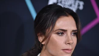 DON'T TRY THIS: Η Victoria Beckham κούρεψε τα μαλλιά της μέσα στο αυτοκίνητο! Εν κινήσει...