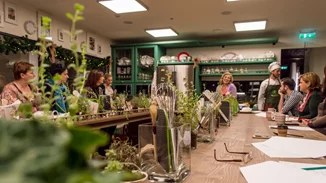 Στο Yoleni's Flagship store μπορείς να παρακολουθήσεις τα πιο ξεχωριστά μαθήματα μαγειρικής από την Ντίνα Νικολάου