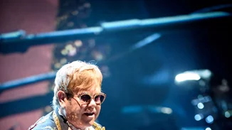 Η πιο συγκινητική διαφήμιση των Χριστουγέννων έχει πρωταγωνιστή τον Sir Elton John