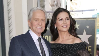 Η Catherine Zeta Jones επιλέγει ένα κομψό φόρεμα προς τιμήν του συζύγου της