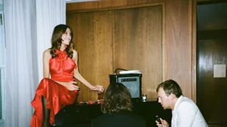 Alexa Chung | Φόρεσε το πιο stylish κόκκινο φόρεμα των γιορτών