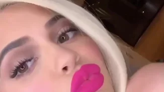 Η Kylie Jenner με ανανεωμένο πλατινέ καρέ κούρεμα παρουσιάζει την πιο τέλεια Xmas συλλογή καλλυντικών με την υπογραφή της