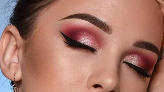 Πώς να κάνεις κι εσύ το τέλειο ροζ μακιγιάζ ματιών που βλέπουμε κυριολεκτικά παντού!