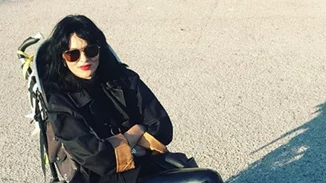 Ζενεβιέβ Μαζαρί | Δες την ως μοντέλο στην πασαρέλα πιο εντυπωσιακή από ποτέ