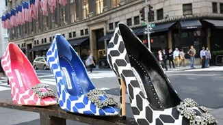 O Manolo Blahnik γιορτάζει τα 10 χρόνια του πιο iconic παπουτσιού
