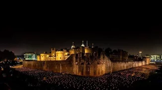 Χιλιάδες φαναράκια στόλισαν τον Πύργο του Λονδίνου