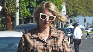 Emma Roberts | Επιβεβαιώνει πως αυτά τα μποτάκια είναι ακόμα trendy