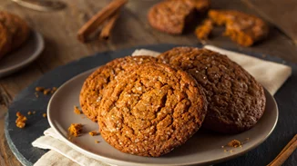 Η πιο γιορτινή συνταγή για μπισκότα με ginger και κανέλα
