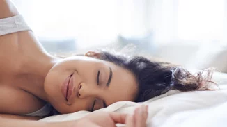 Κάνε το ΣΚ αυτό που δεν κάνεις ποτέ τις καθημερινές για μαλακά χείλη και τώρα στο κρύο!