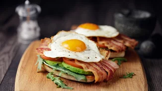 Δύο διάσημες συνταγές για να κάνεις τα καλύτερα αυγά μάτια που θα φας ποτέ